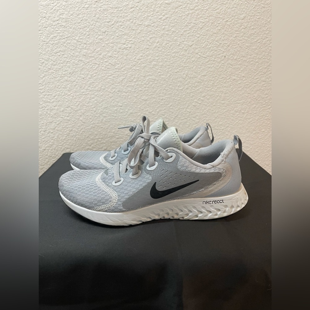 Women’s Nike React Sneaker In Size 6.5 - image 5